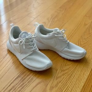 Women’s Nike Rosche Shoes | White | Size 6